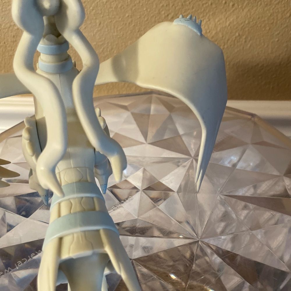 Pokemon White Dragon Figurine - Picture 8 of 15